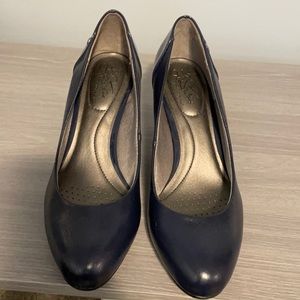 Navy blue pump. Never worn.